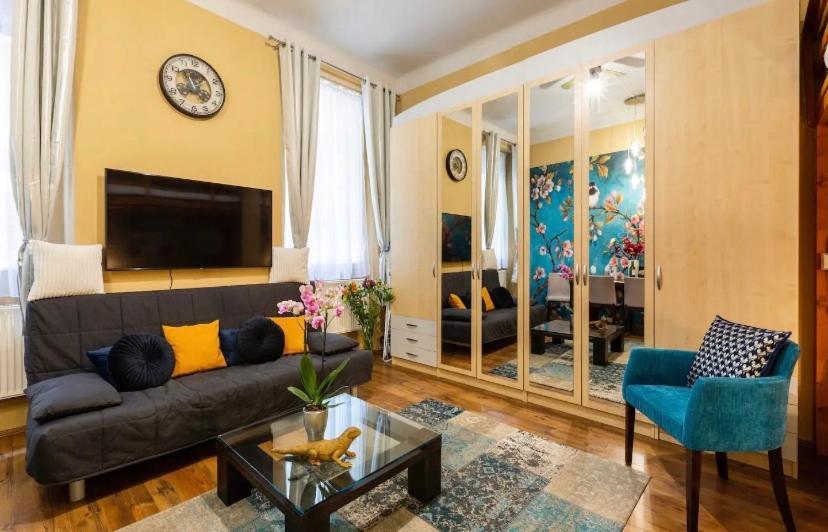 Cherry Blossom Designer Apartment In The Center With Free Parking Boedapest Buitenkant foto